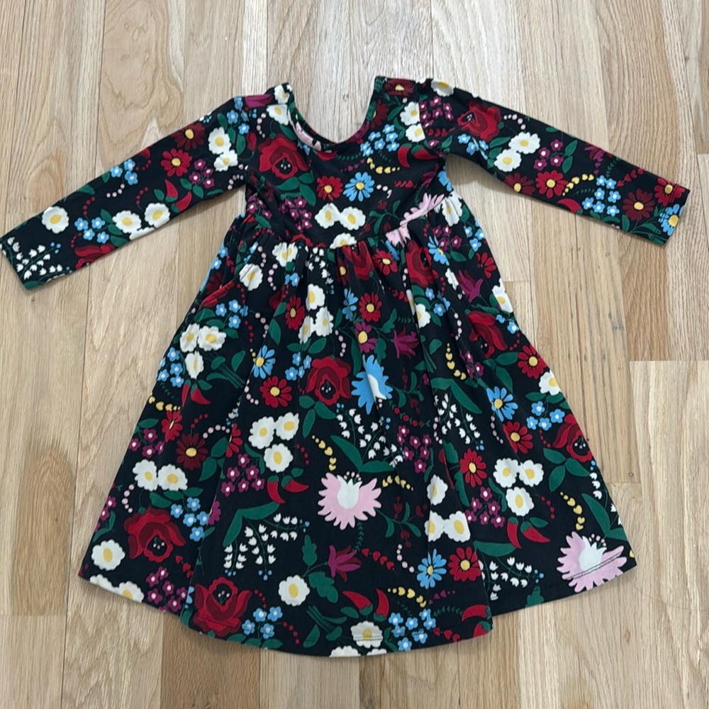 Hanna Andersson size 4 dress with front pockets, preowned